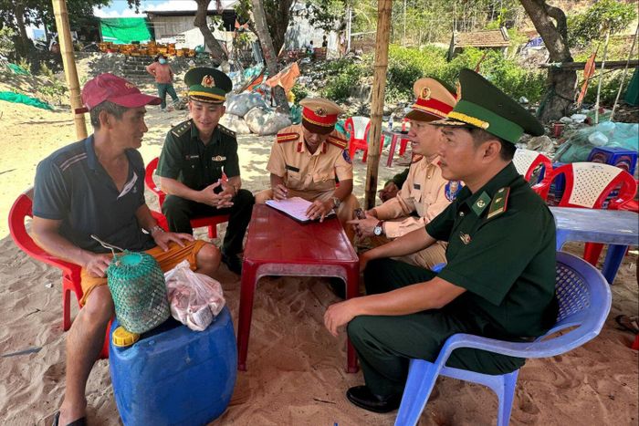 Lực lượng CSGT, biên phòng tuyên truyền, phổ biến pháp luật đối với ngư dân địa phương.