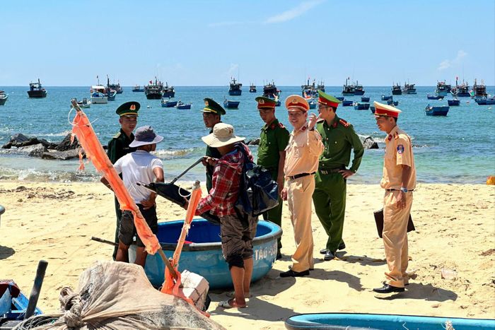 Lực lượng chức năng tuyên truyền cho ngư dân đảm bảo an toàn giao thông.
