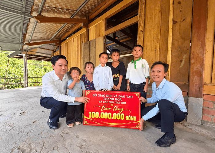Trao 100 triệu đồng cho 5 anh em ruột không nơi nương tựa tiếp tục tới trường