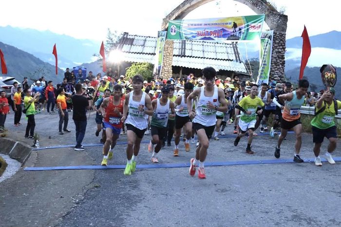 Các vận động viên tham gia Giải “Bước chân trên mây – Chinh phục con đường đá cổ Pavi năm 2026".