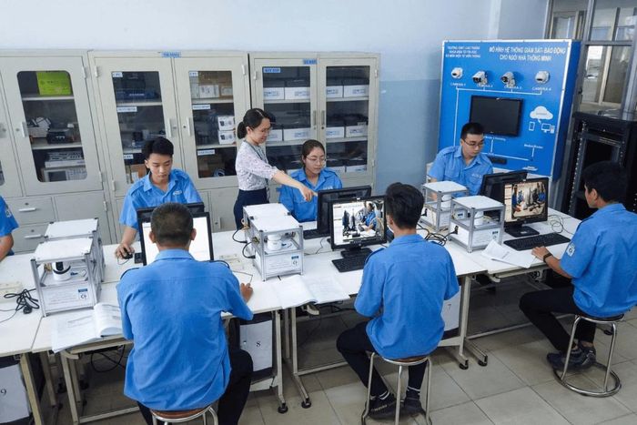 Người học không phải tự làm và nộp hồ sơ đề nghị xét hưởng hoặc tiếp tục hưởng học bổng.