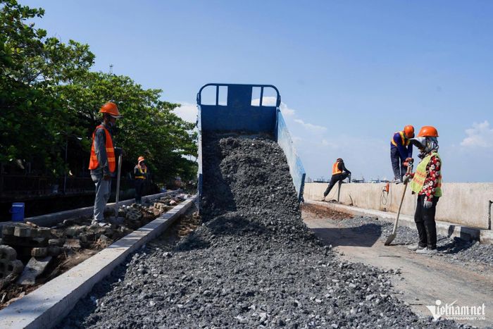 Hạng mục đê kè cũng đang dần hoàn thiện. Ảnh: TK