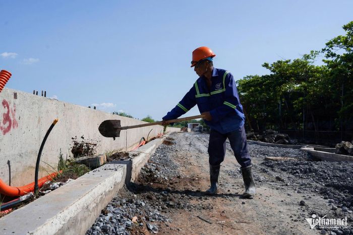 Công nhân thi công 3 ca/ngày, tất bật trên các công trình để đảm bảo tiến độ. Ảnh: TK