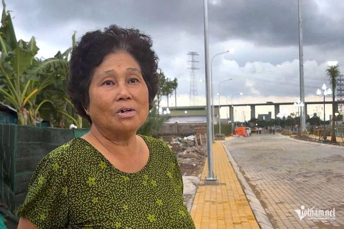 Bà Phạm Thị Sang Thiệp cho biết rất phấn khởi, ngóng chờ ngày công trình chống ngập vận hành. Ảnh: TK