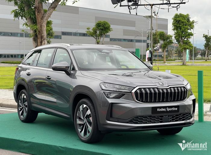 Với những mẫu SUV có phần đầu xe cao, kính lái có độ dốc lớn hơn để phù hợp với thiết kế tổng thể và giúp lái xe tiện quan sát hơn. Ảnh: Hoàng Hiệp
