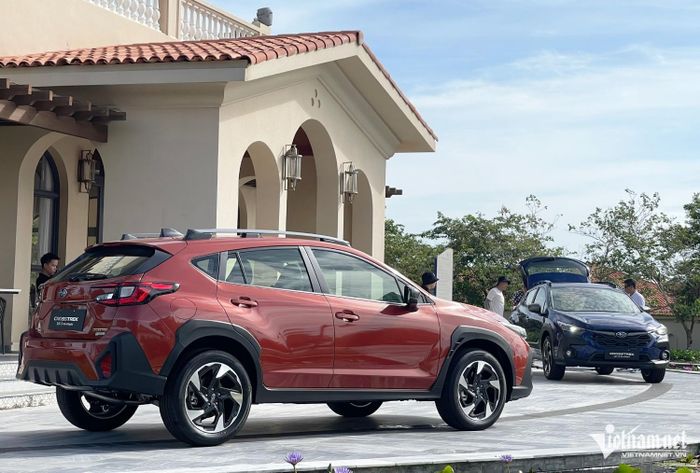 Kính lái ô tô thường rộng và có độ dốc nhỏ hơn so với kính hậu. Ảnh: Hoàng Hiệp
