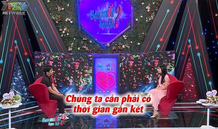 Cặp đôi thẳng thắn tìm hiểu nhau. Ảnh cắt từ clip 