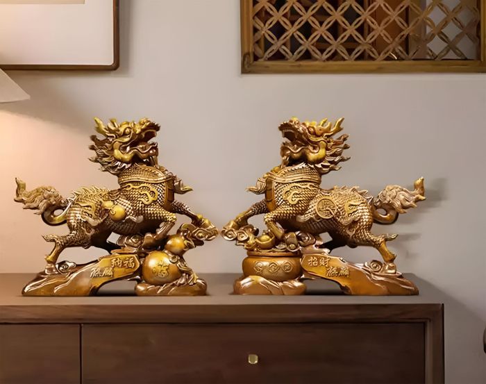 Kỳ Lân - linh vật tượng trưng cho bình an và quý nhân phù trợ, thường được đặt ở phòng khách hoặc trước cửa nhà.