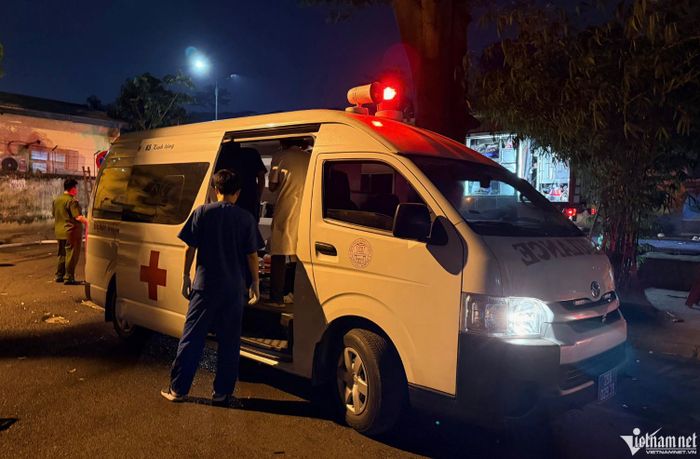 Cảnh sát PCCC bàn giao nạn nhân cho lực lượng y tế. Ảnh: Đình Hiếu