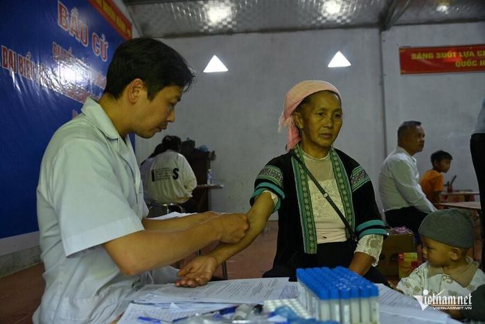 Tại các điểm khám, người dân được kiểm tra, sàng lọc nguy cơ bệnh tật, tư vấn theo dõi và hướng dẫn điều trị