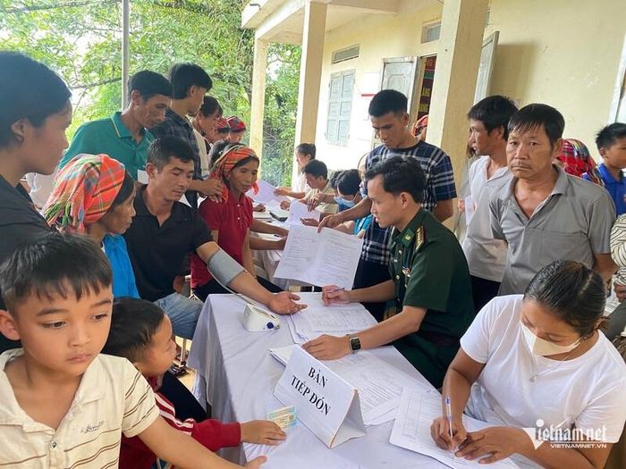 Người dân xã Thu Lũm được cán bộ quân y của Đồn Biên phòng Ka Lăng thăm khám bệnh