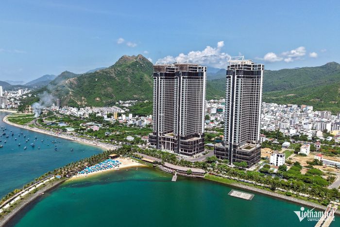 Dự án cao 38 tầng nằm bên bờ vịnh Nha Trang đã hoang phế nhiều năm. Ảnh: Xuân Ngọc