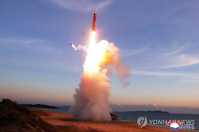 Cận cảnh vụ phóng tên lửa siêu vượt âm của Triều Tiên. Ảnh: Yonhap