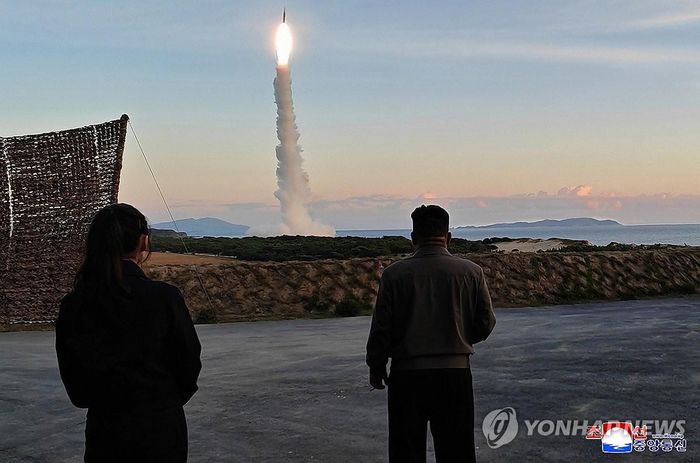Ông Kim Jong Un và con gái giám sát vụ phóng tên lửa siêu vượt âm. Ảnh: Yonhap
