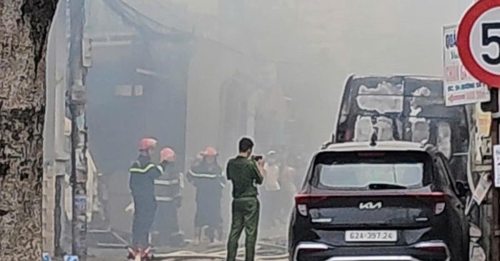 Lực lượng chức năng phong tỏa, xử lý hiện trường vụ cháy. Ảnh: MK 