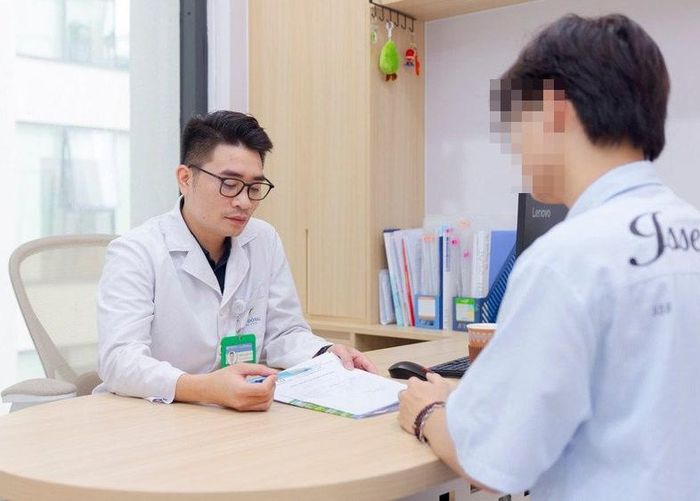 Thạc sĩ Lân tư vấn cho trẻ vị thành niên. Ảnh: CGCC.