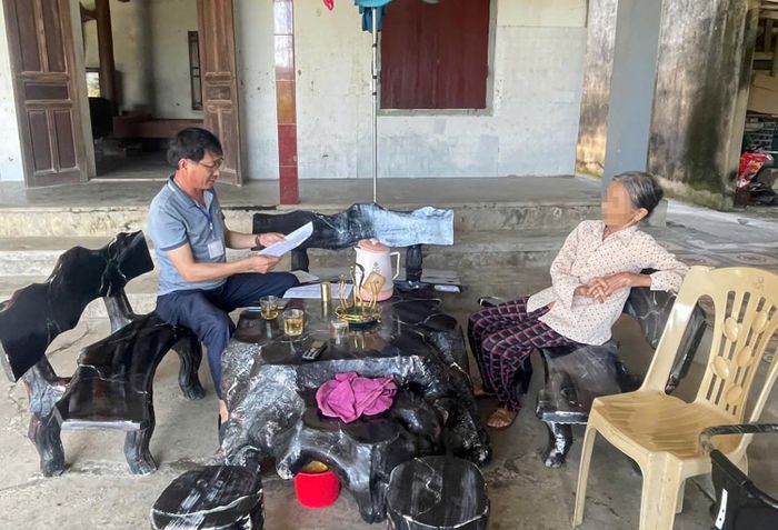 Giáo viên Trường Tiểu học Quỳnh Tam về thôn Tiến Sơn, vận động phụ huynh đưa 127 học sinh đến lớp. Ảnh: Viết Triều