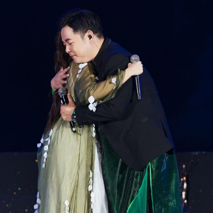 Phương Mỹ Chi hội ngộ "bố" Quang Lê sau nhiều năm. 
