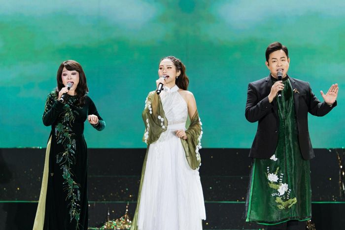 Ba thế hệ ca sĩ trình diễn "Bài ca Đất Phương Nam". 