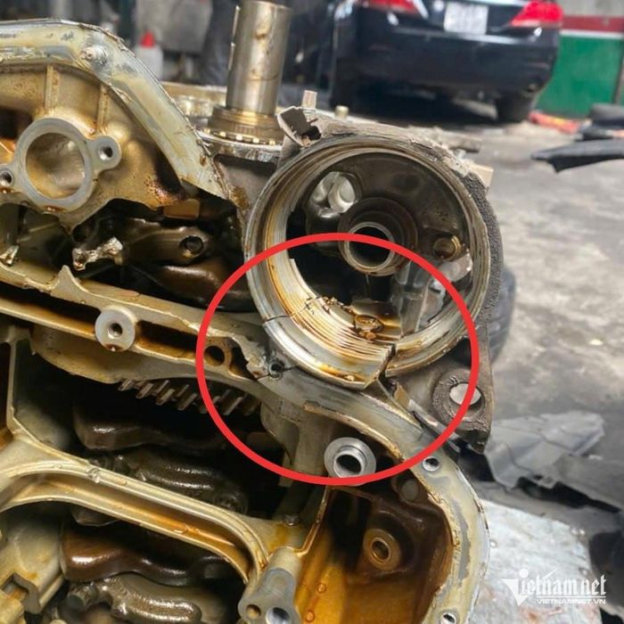 Động cơ của một chiếc Toyota Camry bị vỡ do thuỷ kích. Ảnh: Hoàng Hiệp
