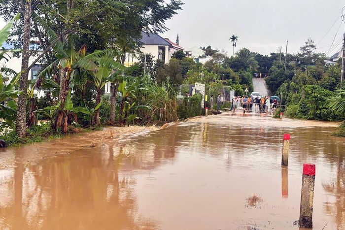 Một số tuyến đường ngập nước, việc đi lại của người dân gặp trở ngại. Ảnh: Khánh Ngọc