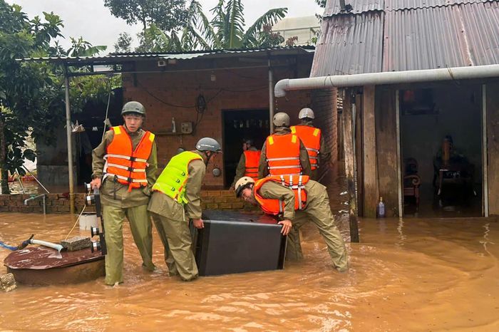 Mưa kéo dài gây ngập, khiến đời sống người dân bị ảnh hưởng, đảo lộn. Ảnh: Khánh Ngọc