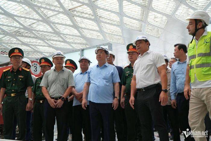 Phó Thủ tướng Thường trực cùng đoàn công tác kiểm tra bên trong nhà ga sân bay Long Thành. Ảnh: Hoàng Anh