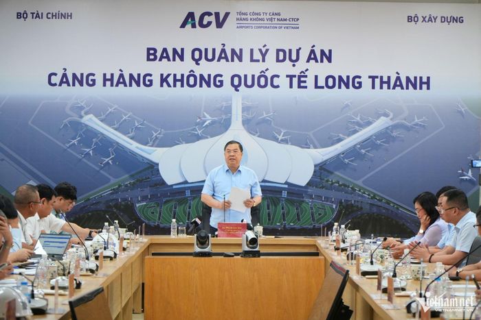 Phó Thủ tướng Thường trực làm việc tại sân bay Long Thành. Ảnh: Hoàng Anh