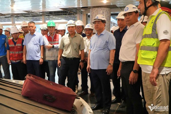 Phó Thủ tướng Thường trực Phạm Gia Túc kiểm tra hệ thống băng chuyền hành lý tại nhà ga sân bay Long Thành. Ảnh: Hoàng Anh