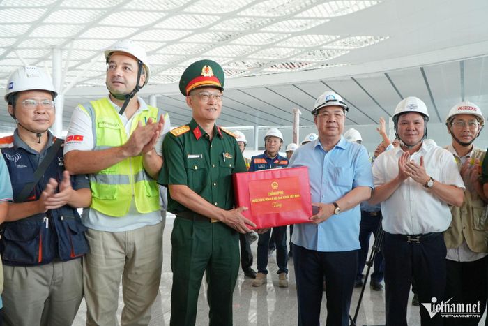 Phó Thủ tướng Thường trực tặng quà cho các đơn vị thi công tại sân bay Long Thành. Ảnh: Hoàng Anh