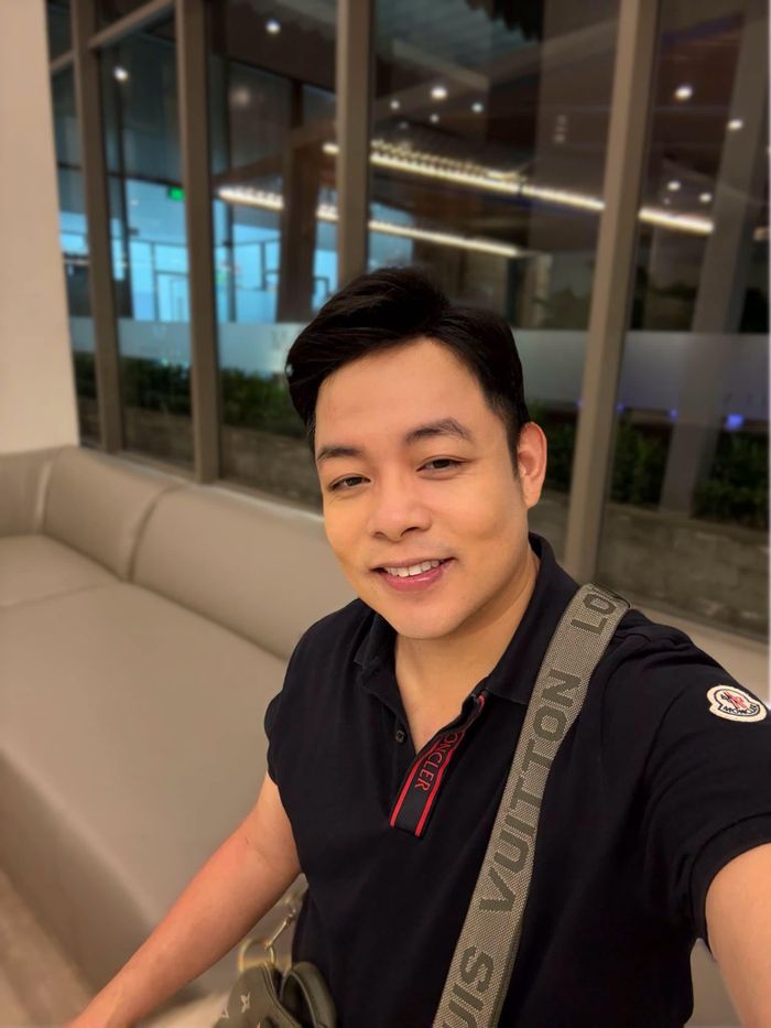 Ca sĩ Quang Lê khoe da đẹp.