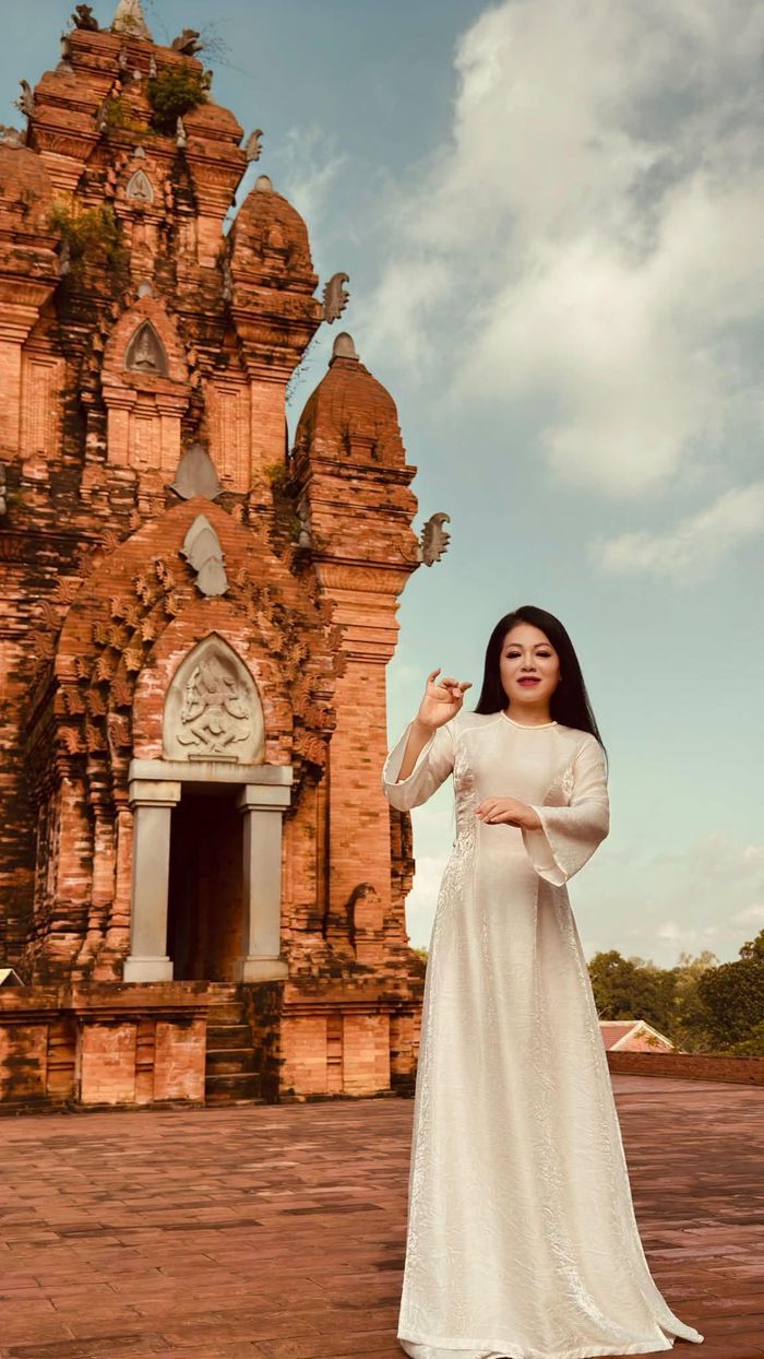Ca sĩ Anh Thơ thả dáng bên tháp cổ.