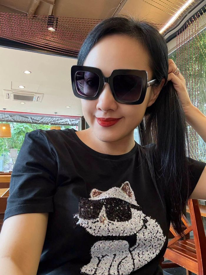 MC Hoài Anh VTV sành điệu xuống phố.