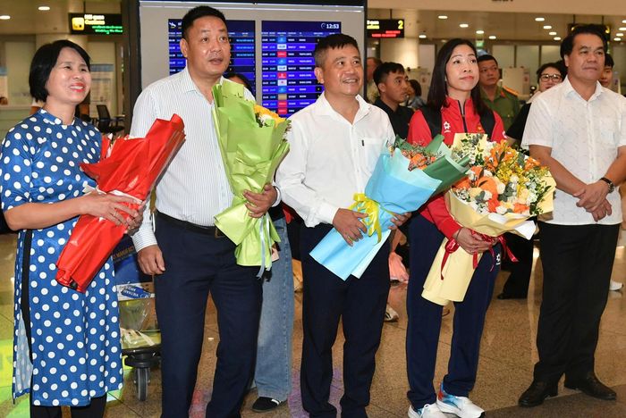 Trong khi đó, tại quê nhà, lãnh đạo Cục TDTT có mặt tại sân bay quốc tế Nội Bài (Hà Nội) để chào đón các thành viên đoàn TTVN về nước.