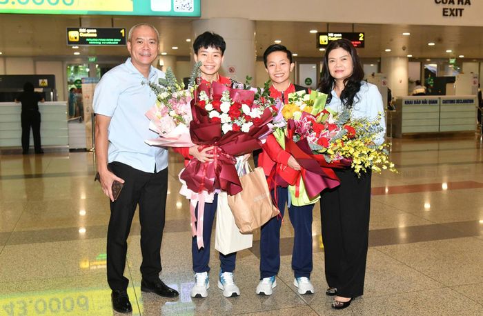 Niềm vui của các cô gái Việt Nam trong ngày về nước sau hàng tháng trời tập huấn, thi đấu xa nhà.