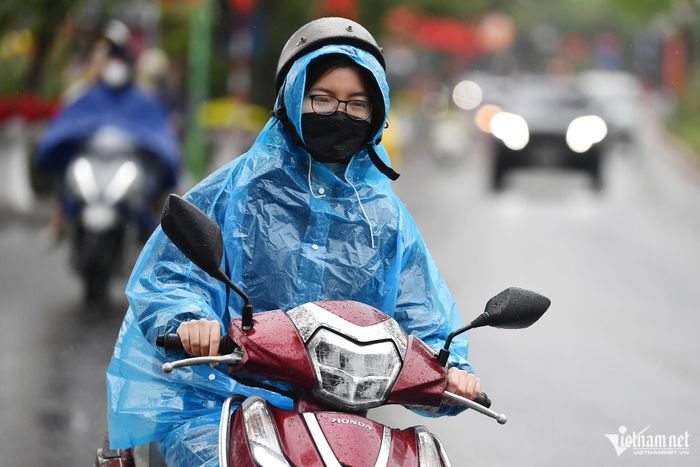 Thời tiết Hà Nội bắt đầu giảm nhiệt độ nhanh. Ảnh: Bảo Kiến