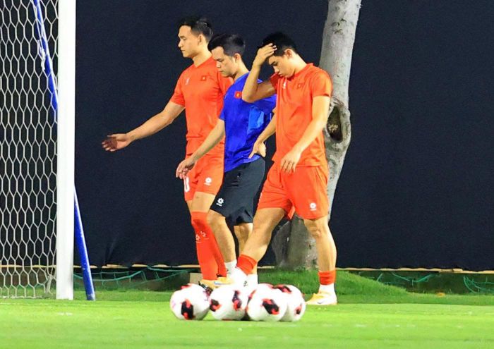 Ở buổi tập này, tiền đạo Nguyễn Đình Bắc cùng Việt Anh đi bộ cùng bác sĩ đội tuyển. Hiện chưa rõ Đình Bắc chấn thương cụ thể ra sao, nhưng nếu anh không thể thi đấu sẽ là tổn thất rất lớn với tuyển Việt Nam.