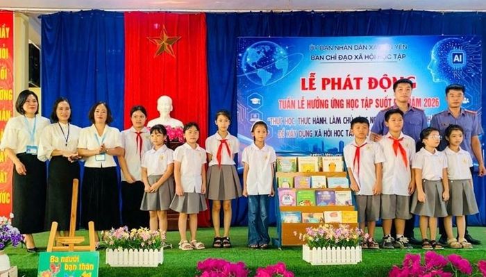 Đại diện VKSND khu vực 4, TP Quảng Ninh trao tặng kệ sách cùng nhiều đầu sách cho Trường Tiểu học xã Tiên Yên, hưởng ứng Tuần lễ học tập suốt đời năm 2026.