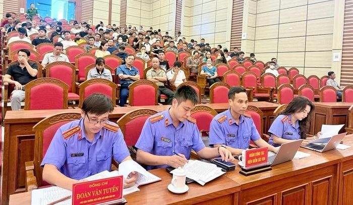 Đoàn trực tiếp kiểm sát làm việc tại UBND phường Sầm Sơn.
