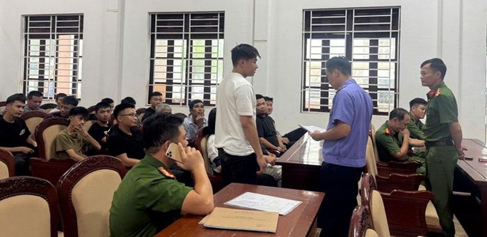 Kiểm sát viên trực tiếp gặp, hỏi người chấp hành án tại UBND xã Hoằng Tiến.