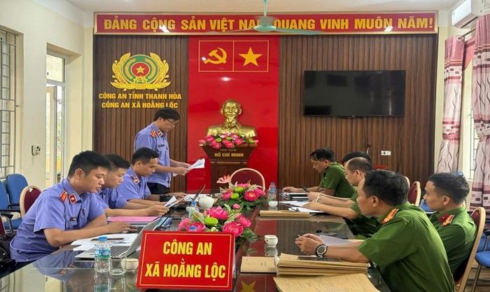 Đoàn kiểm sát làm việc tại Công an xã Hoằng Lộc.