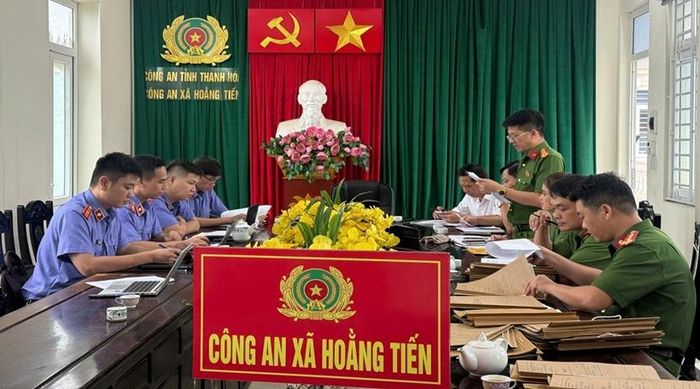 Đoàn kiểm sát làm việc tại Công an xã Hoằng Tiến.