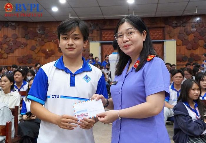  Ban Tổ chức trao quà cho sinh viên tham gia phần giao lưu, trả lời câu hỏi.