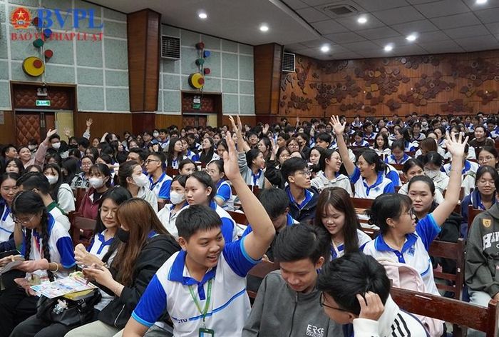  Đông đảo sinh viên theo dõi chương trình tại Hội trường Rùa, Đại học Cần Thơ.
