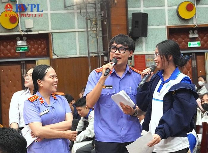  Đại diện Ban Tổ chức giao lưu, trao đổi câu hỏi với sinh viên.