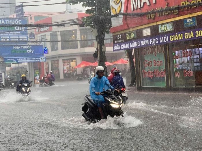 Nước bao vây khiến công việc kinh doanh, buôn bán của người dân bị ảnh hưởng. 