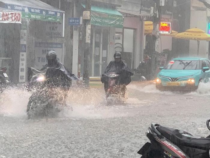  Nhiều đoạn nước ngập sâu khiến việc di chuyển của người dân khó khăn.