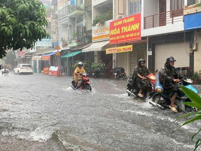 Khu vực đường Thạch Lam nước ngập như sông. “Đoạn đường này ngập hoài à. Mưa lớn lớn xíu là ngập vậy đó”, một người dân chia sẻ. 