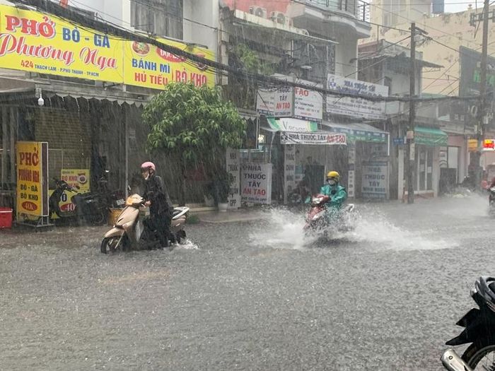  Cách đường Văn Cao khoảng 100m, đường Thạch Lam (phường Phú Thạnh) cũng rơi vào tình trạng ngập sâu kéo dài. 