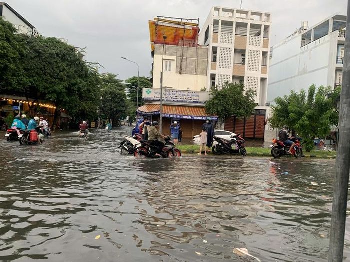  Nhiều nơi nước dâng cao khiến giao thông đi lại chật vật và sinh hoạt, buôn bán của người dân bị ảnh hưởng.
